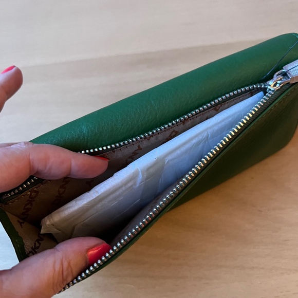 Brand New DKNY Donna Karen Green Leather Wallet - Picture 12 of 14